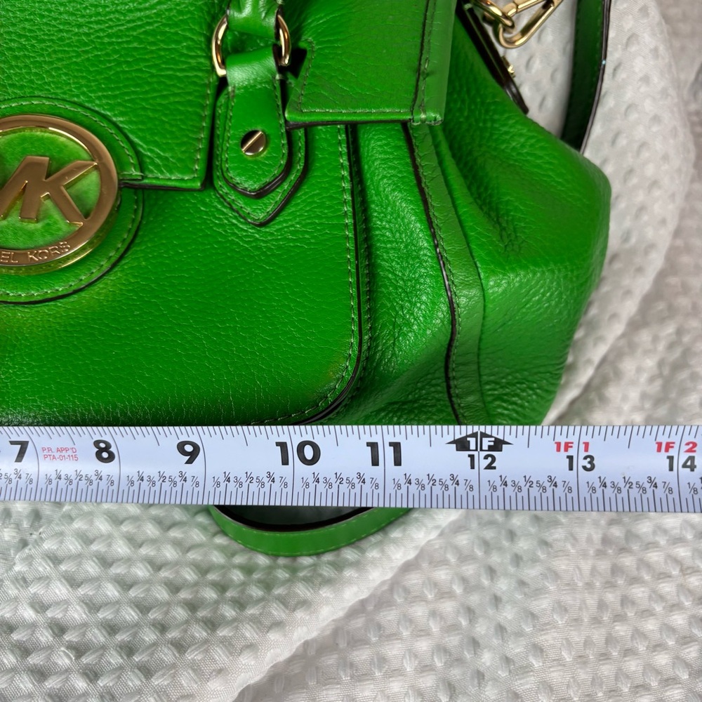 Michael Kors NWOT Margo Medium Flap Front Shoulder Bag in Kelly Green Gold Hw - Picture 13 of 14